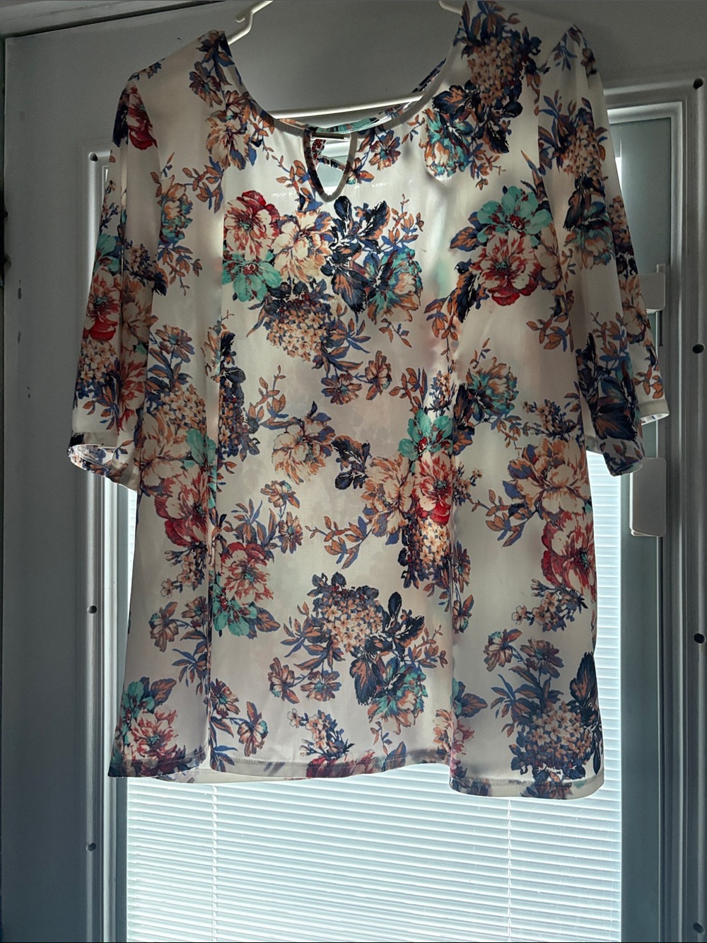 AUW Cream Floral Short-Sleeve Keyhole Blouse